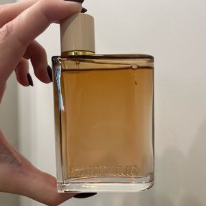 Burberry Her intense perfume